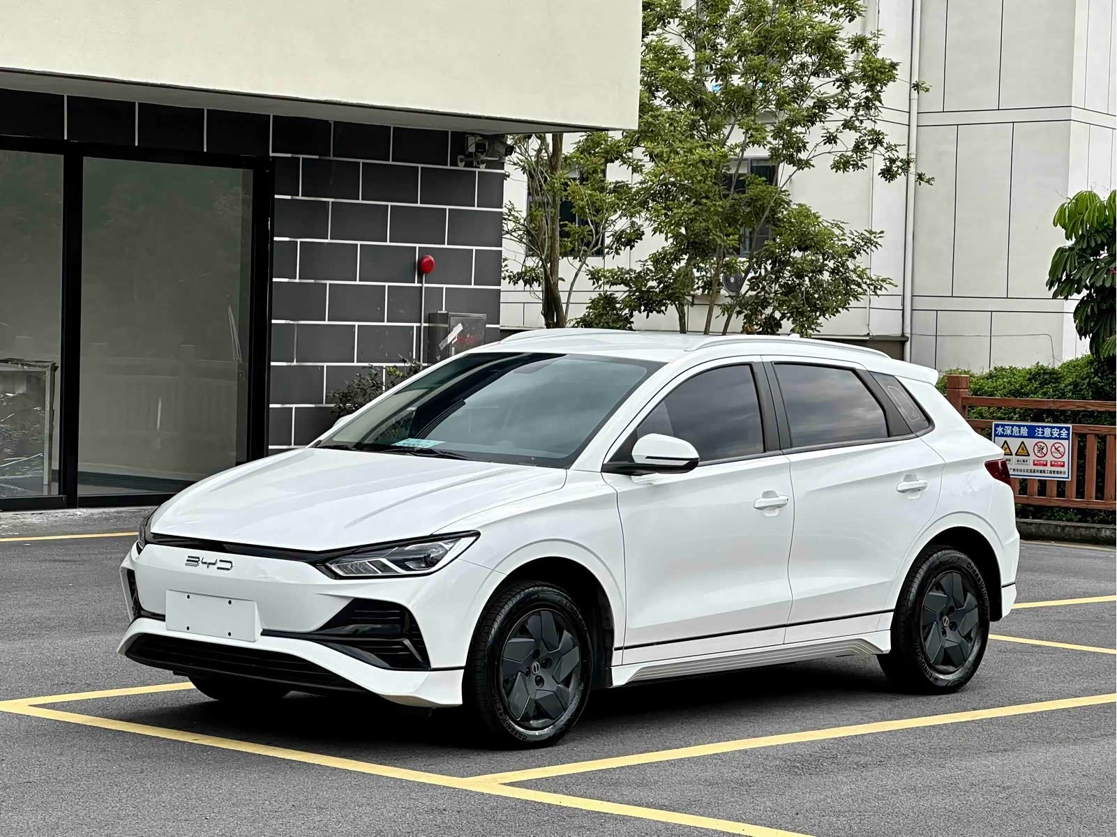 BYD e2